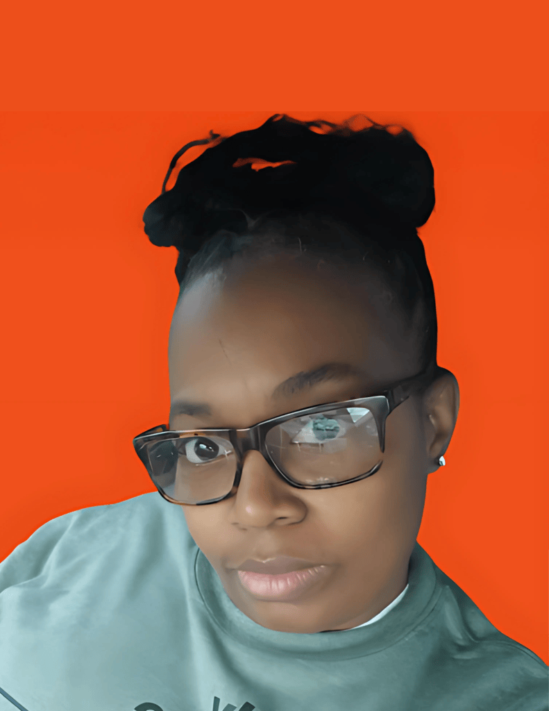Headshot of Elaine